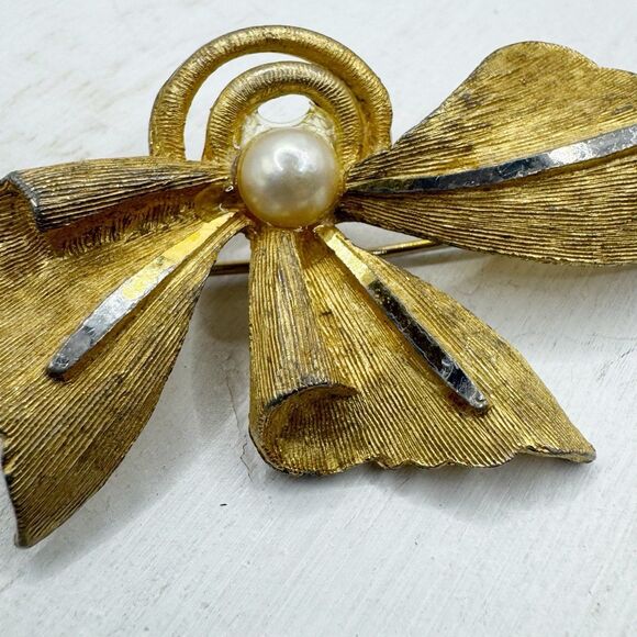 BSK Vintage MCM Textured Gold Tone Pearl Flower Brooch Pin Modernist - Picture 8 of 13
